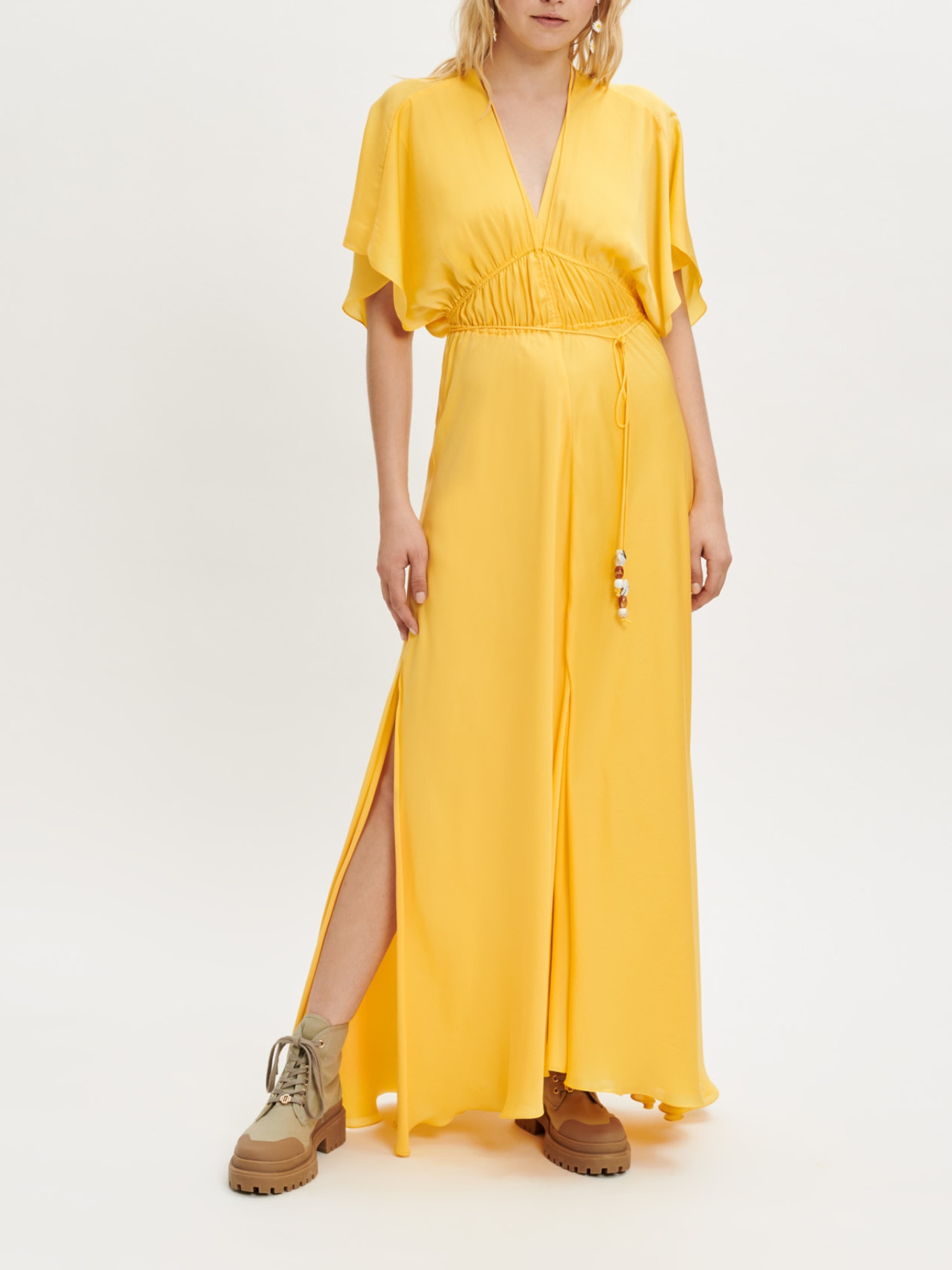 Robe foulard en satin et bijoux perles