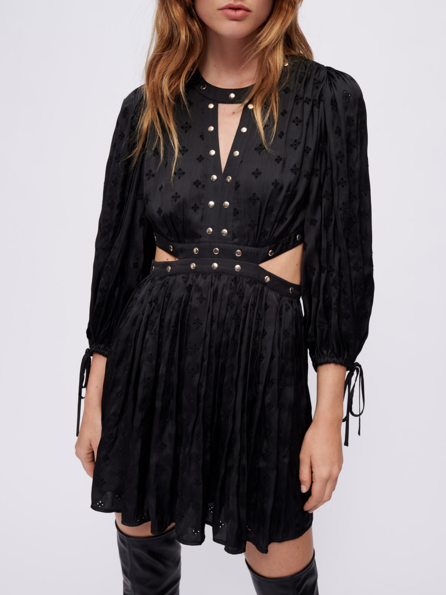Kleid aus besticktem Satin mit Studs