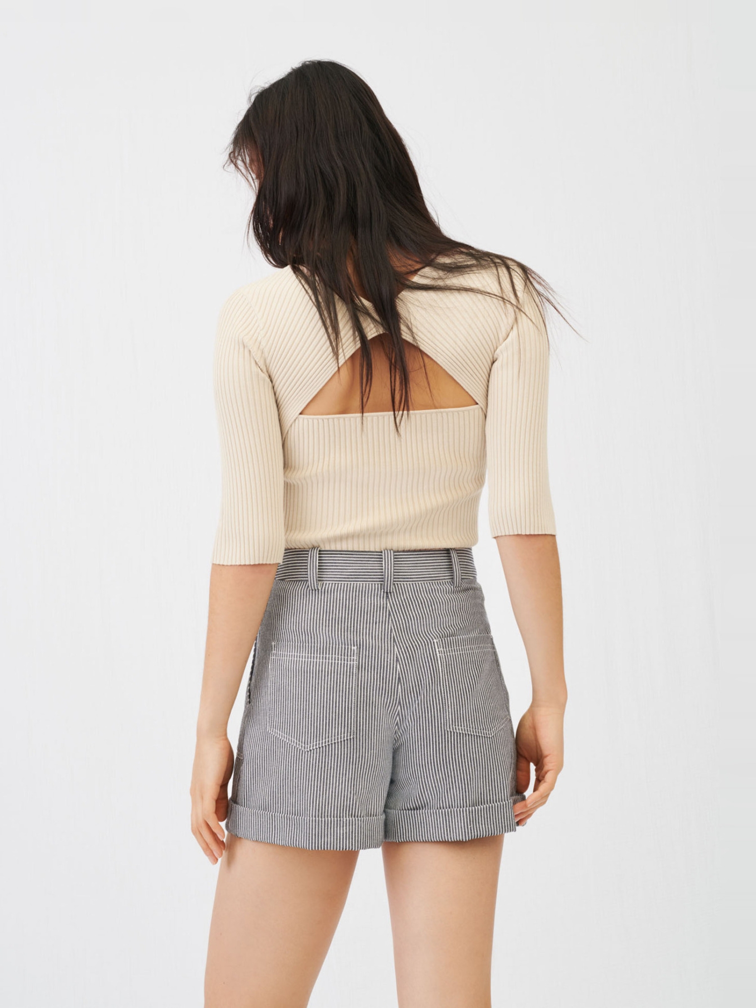 Fine ribbed sweater with an open back
